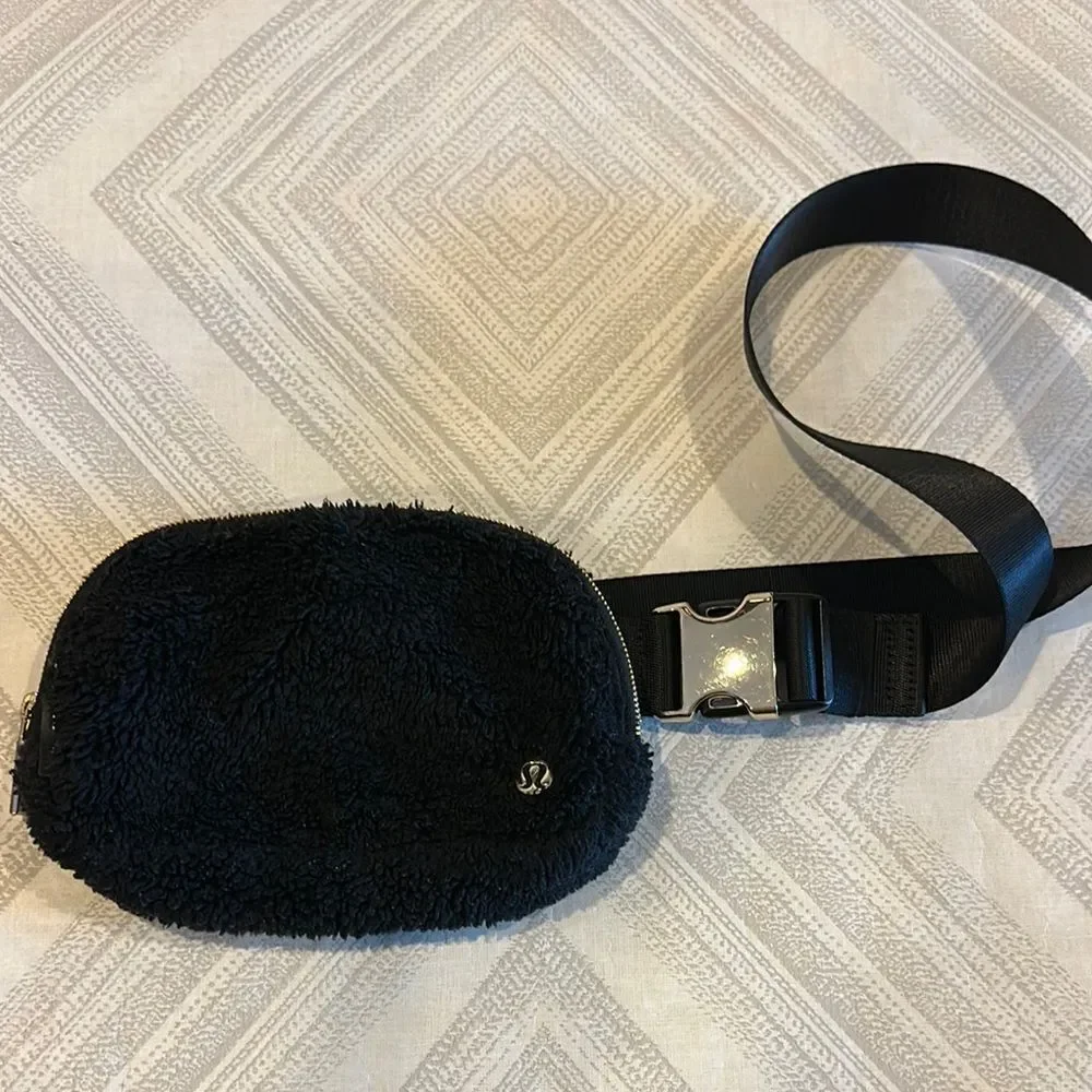Lululemon Everywhere Fleece Belt Black & Silver Bag 1L